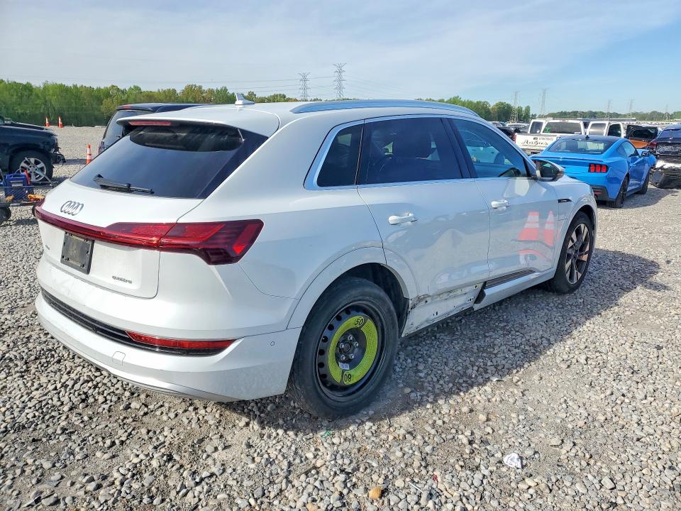 2022 Audi E-tron Premium Plus