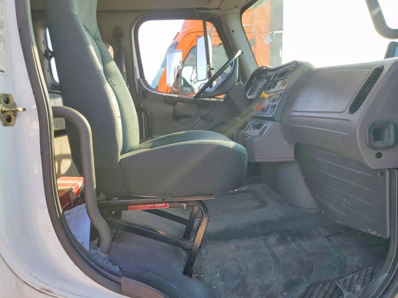 2005 Freightliner Business Class M2 Semi Truck