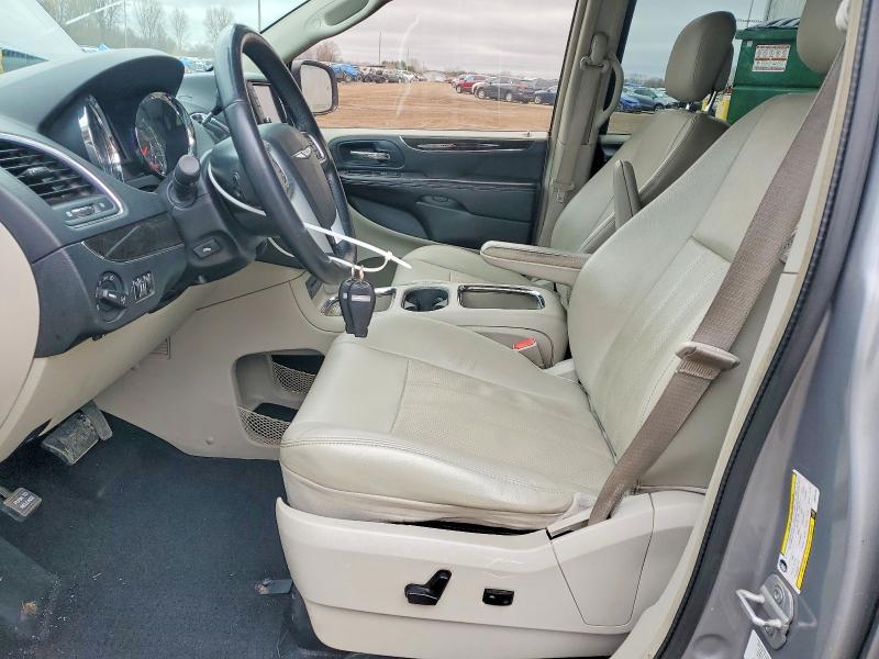 2013 Chrysler Town & Country Touring l