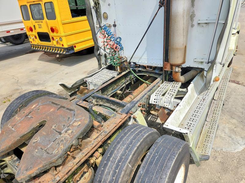 1999 Freightliner Conventional FLD120