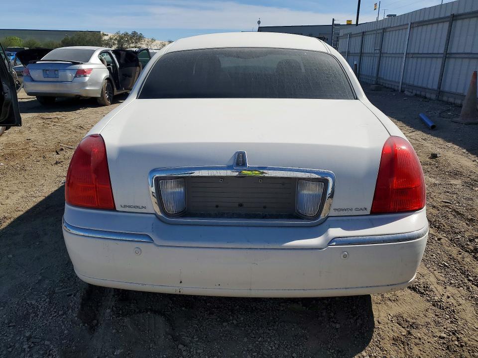 2005 Lincoln Town car s