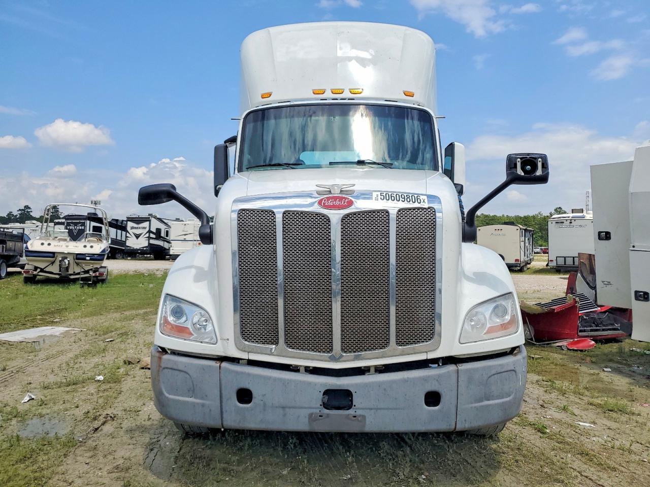 2017 Peterbilt 579 Semi Truck
