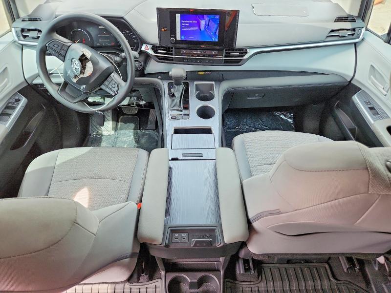 2025 Toyota Sienna le 8-passenger