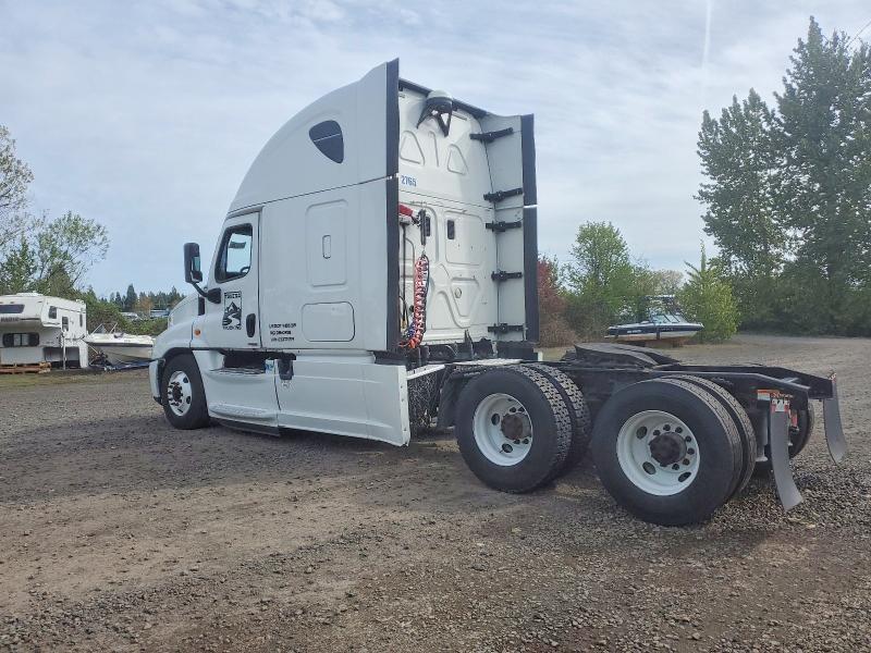 2014 Freigliner 2000 Freightliner Semi Truck