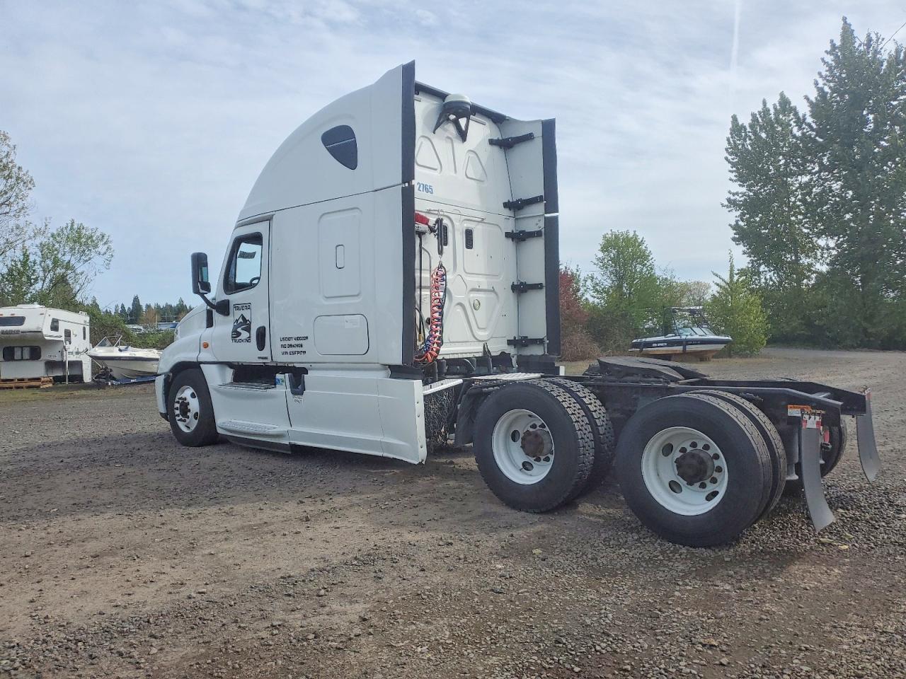 2014 Freigliner 2000 Freightliner Semi Truck