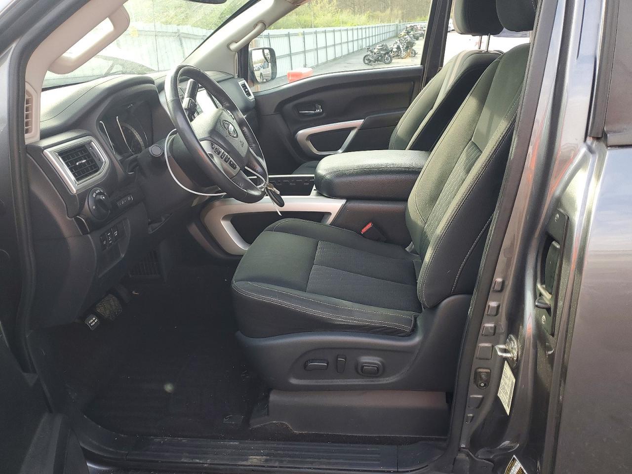 2017 Nissan Titan SV