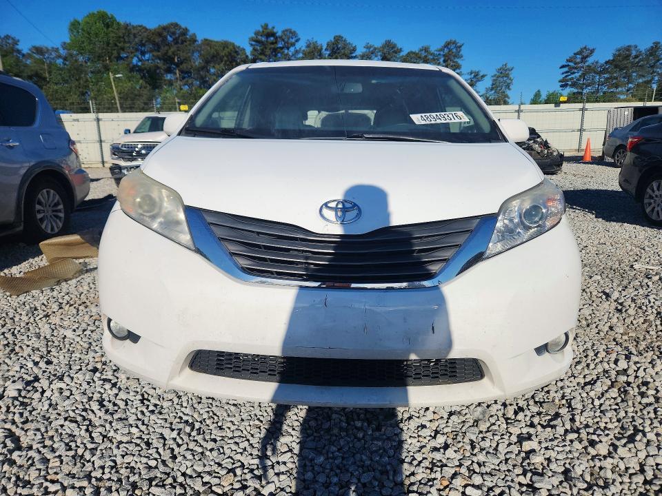 2011 Toyota Sienna xle 8-passenger