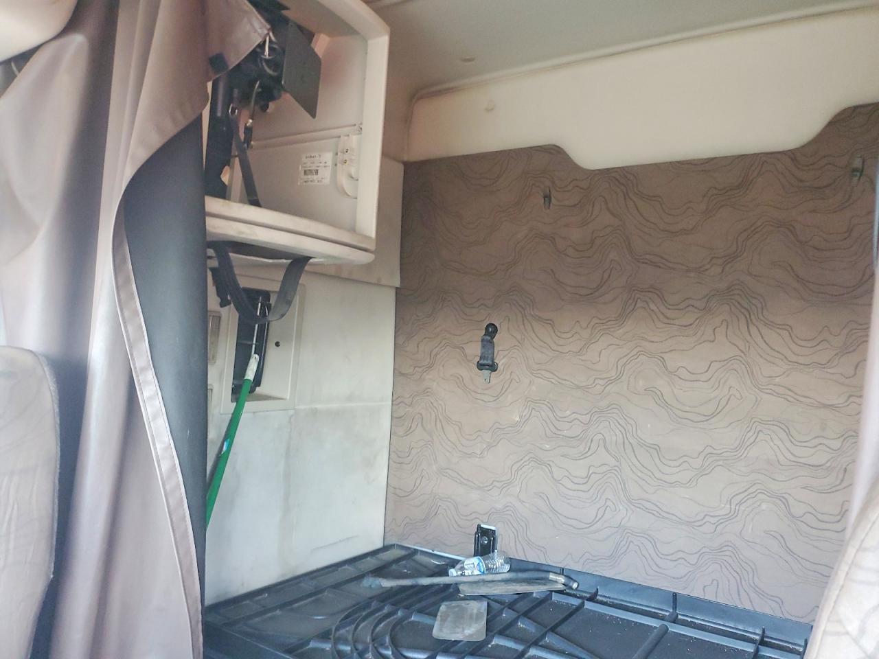 2016 Volv O VNL Semi Truck