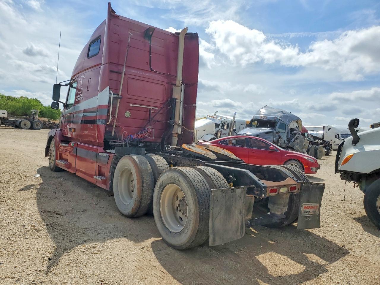 2004 Volv O VNL Semi Truck