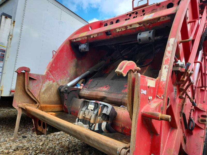 2006 Peterbilt 320 Refuse Truck