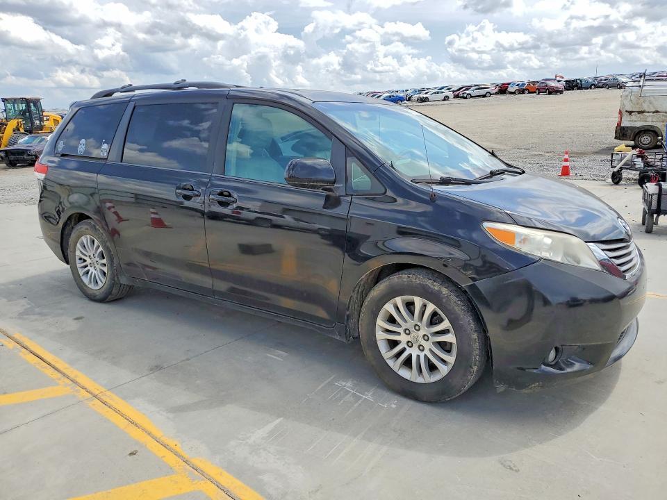 2012 Toyota Sienna xle 8-passenger