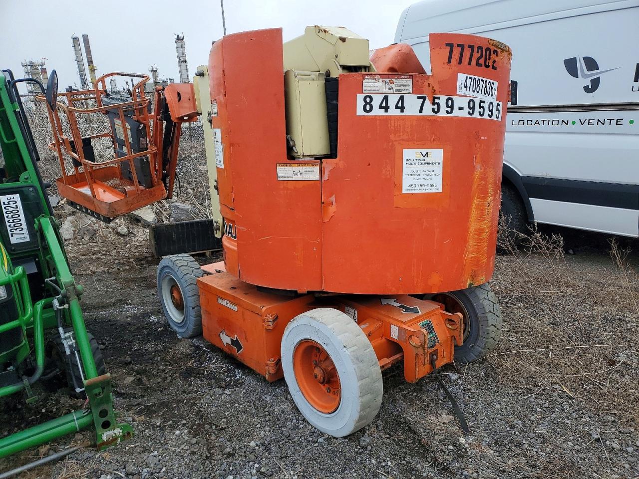 2000 JLG E300AJP