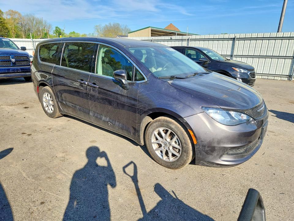 2023 Chrysler Voyager lx