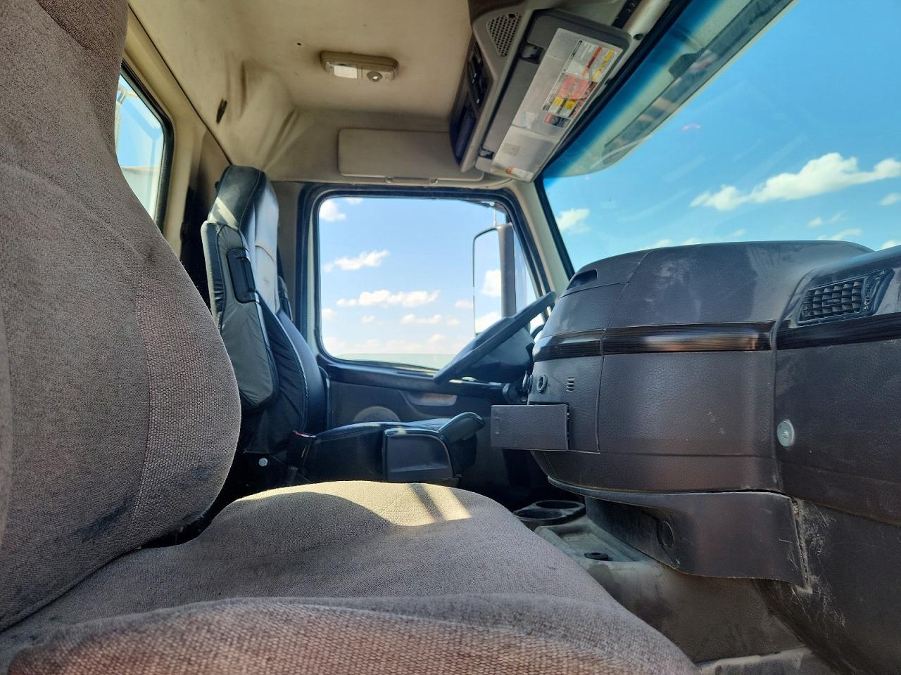 2012 Volv O VNM Semi Truck