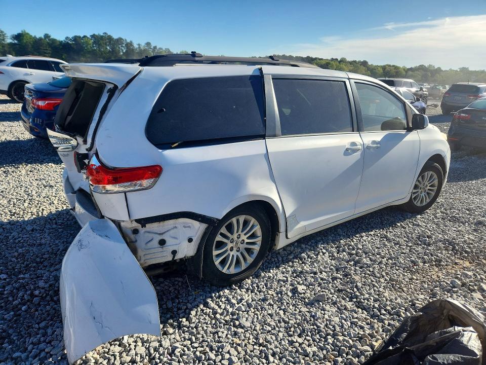 2011 Toyota Sienna xle 8-passenger
