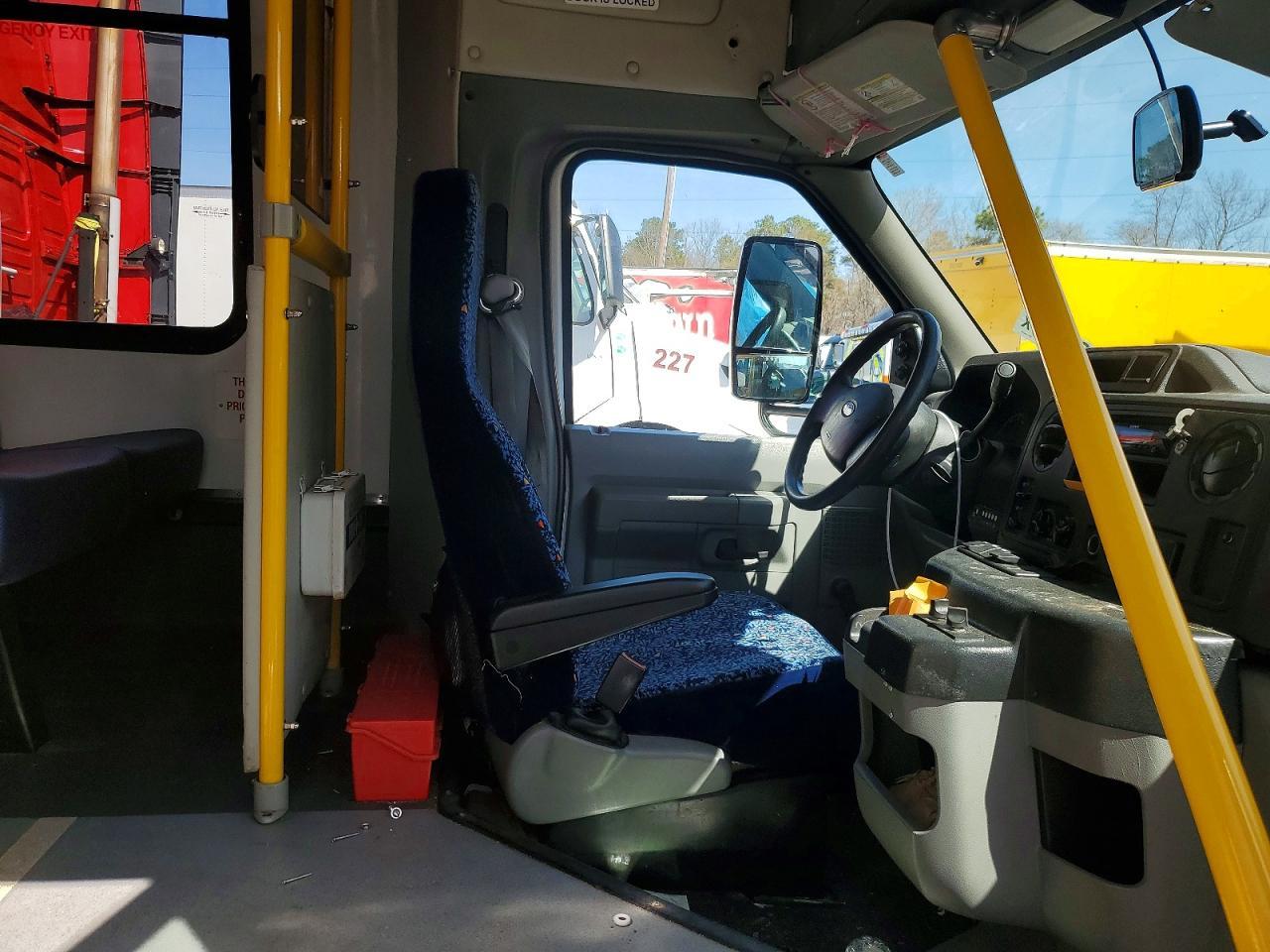 2018 Ford Econoline E450 Super Duty Cutaway Van