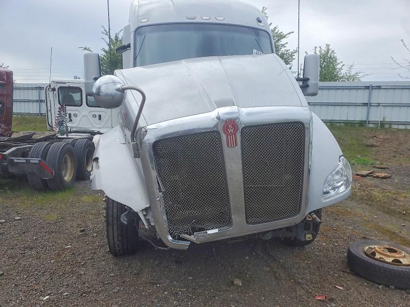 2014 Kenworth T680 Semi Truck