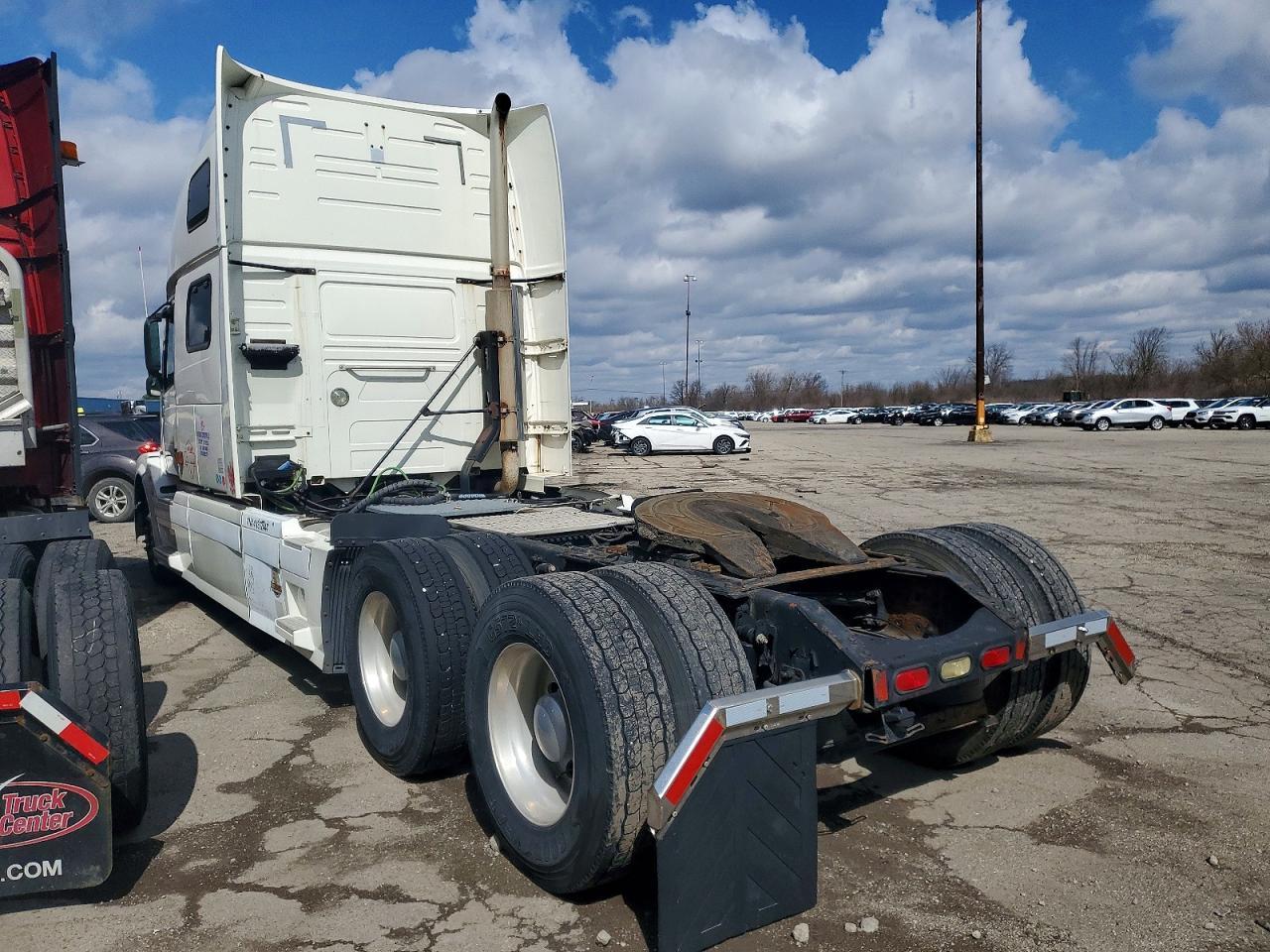2004 Volv O VNL Semi Truck