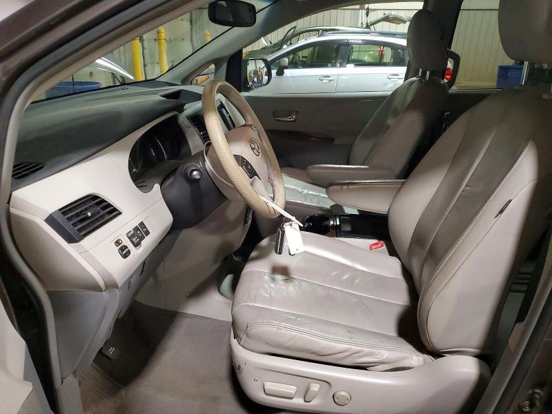 2011 Toyota Sienna xle 8-passenger
