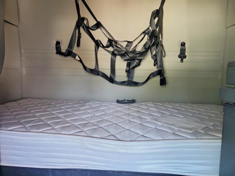 2021 Volv O VNR Semi Truck