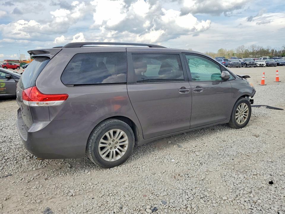 2013 Toyota Sienna xle 8-passenger
