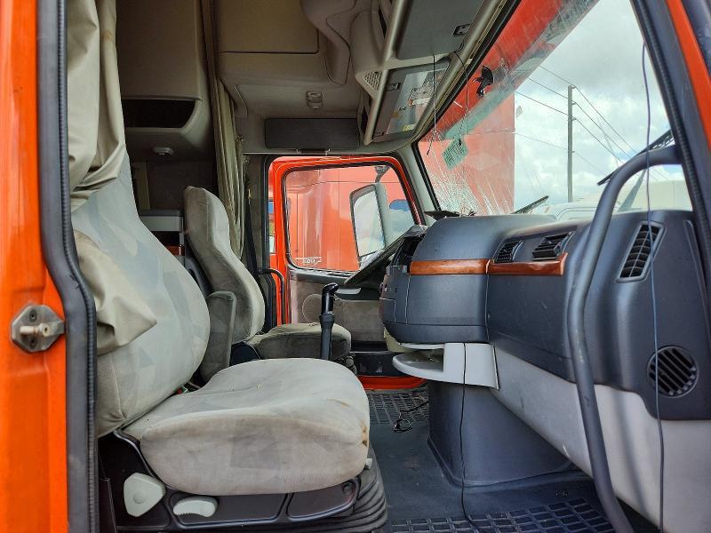 2007 Volvo VNL Semi Truck