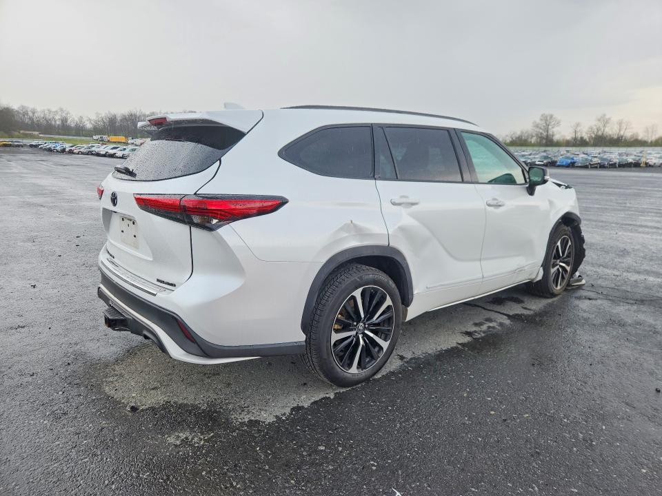 2022 Toyota Highlander xse