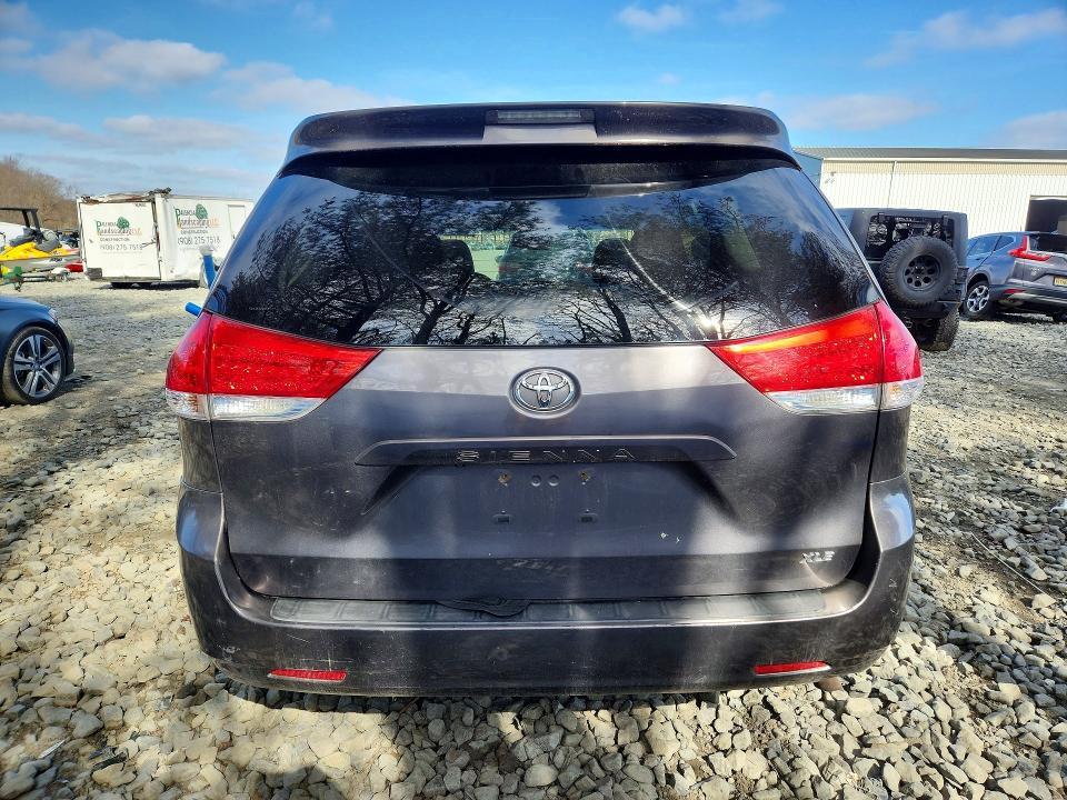 2011 Toyota Sienna xle 8-passenger