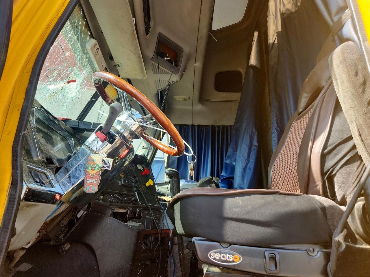 2006 Freightliner Columbia 120 Semi Truck