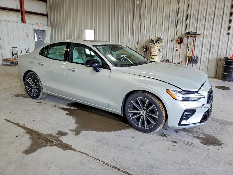 2022 Volvo S60 B5 Momentum