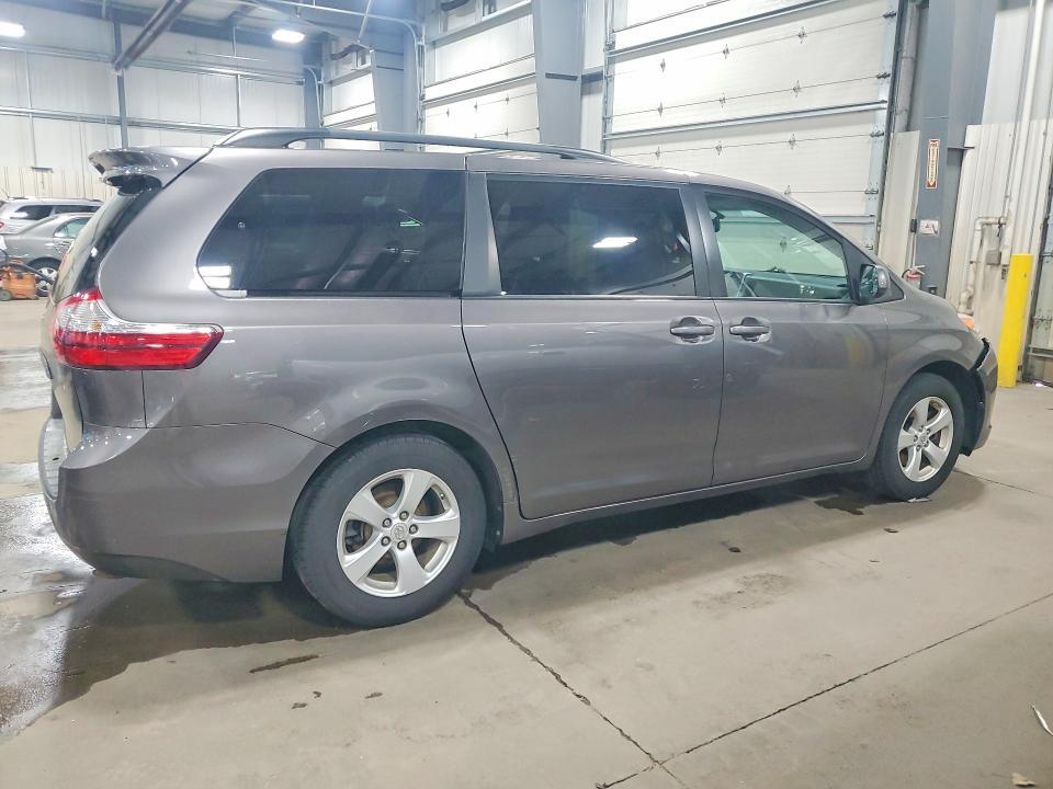 2017 Toyota Sienna le 8-passenger