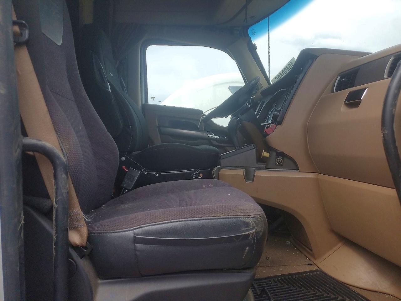 2014 Kenworth T680 Semi Truck