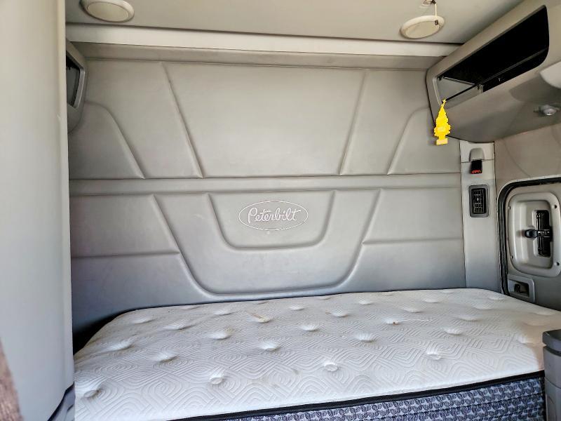 2014 Peterbilt 579 Semi Truck