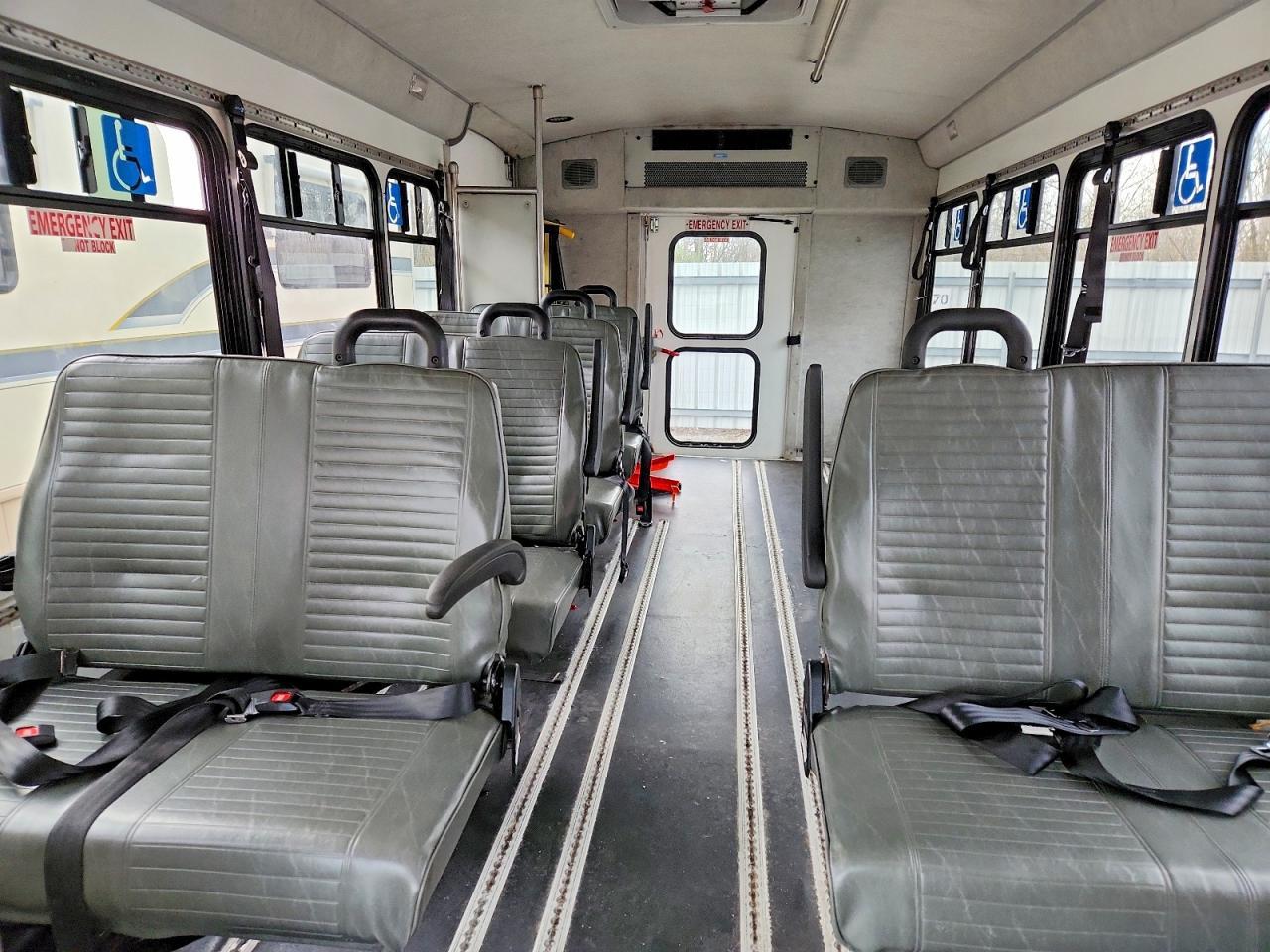 2017 Ford Econoline E450 Super Duty Cutaway Van