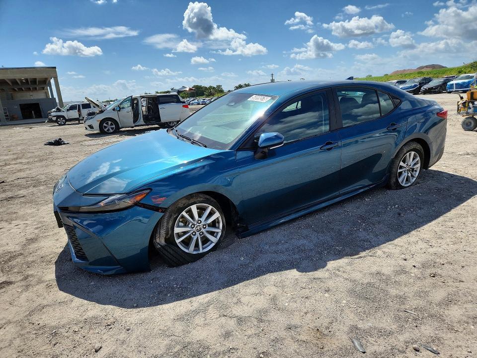 2025 Toyota Camry le