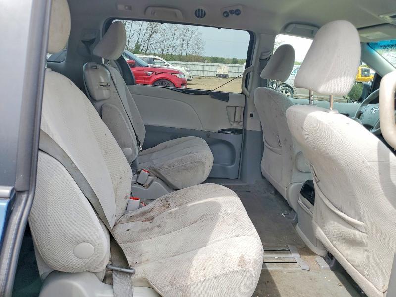 2012 Toyota Sienna le 8-passenger