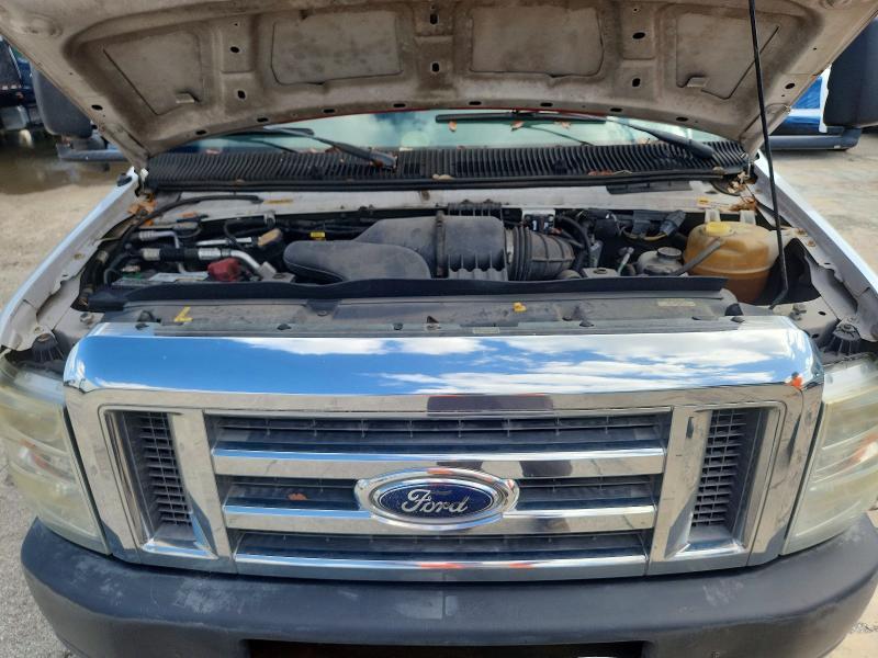 2011 Ford Econoline E450 Super Duty Cutaway Van