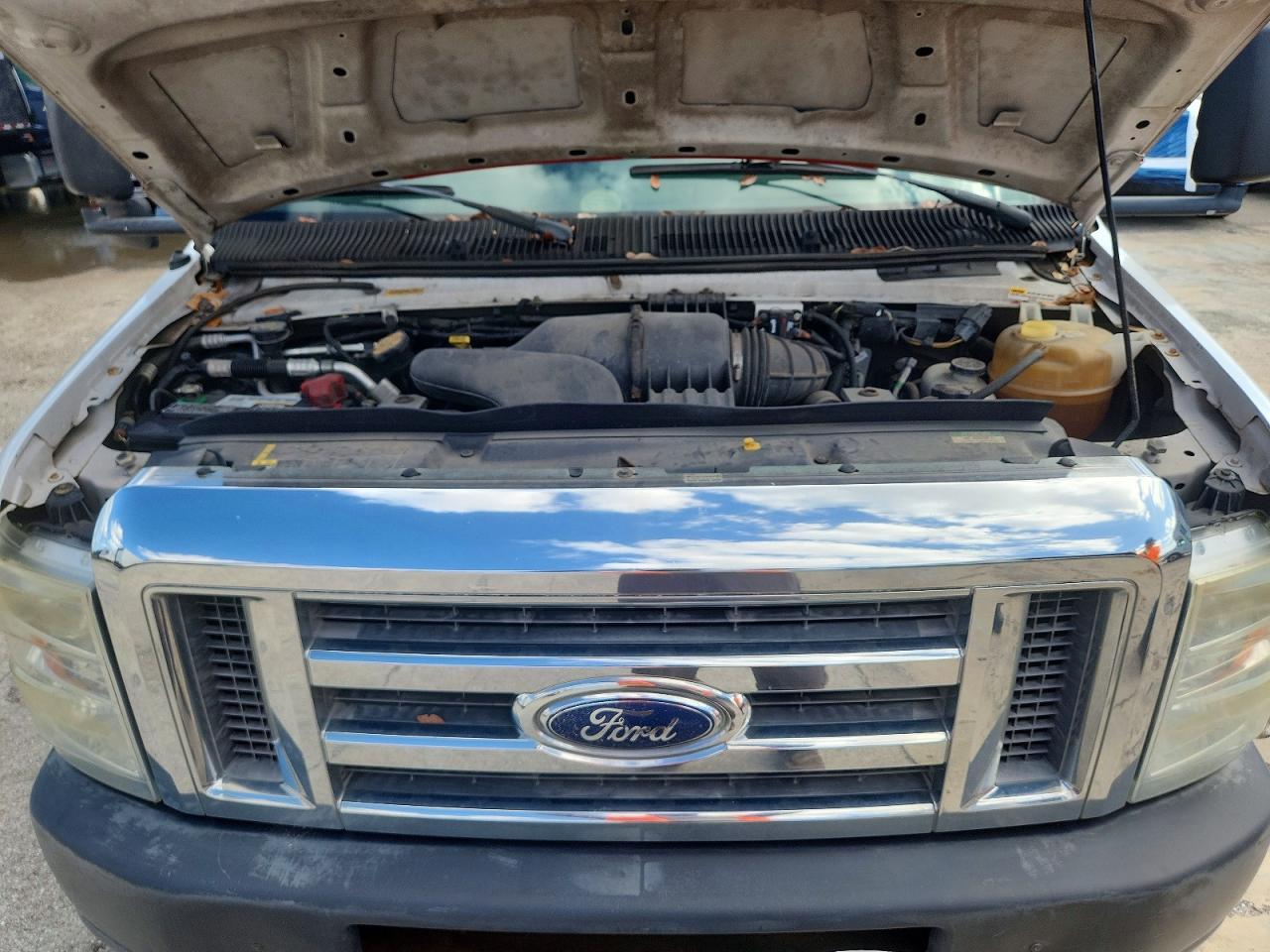 2011 Ford Econoline E450 Super Duty Cutaway Van