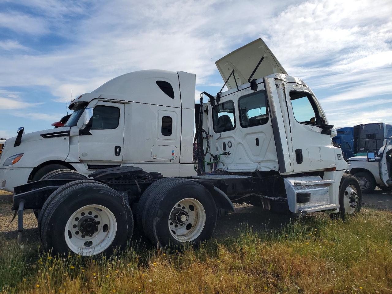 2021 Freigliner 2021 Freightliner Cascadia 126 Semi Truck