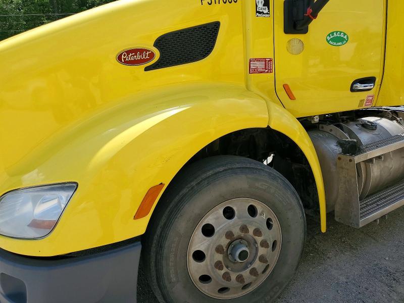 2017 Peterbilt 579 Semi Truck