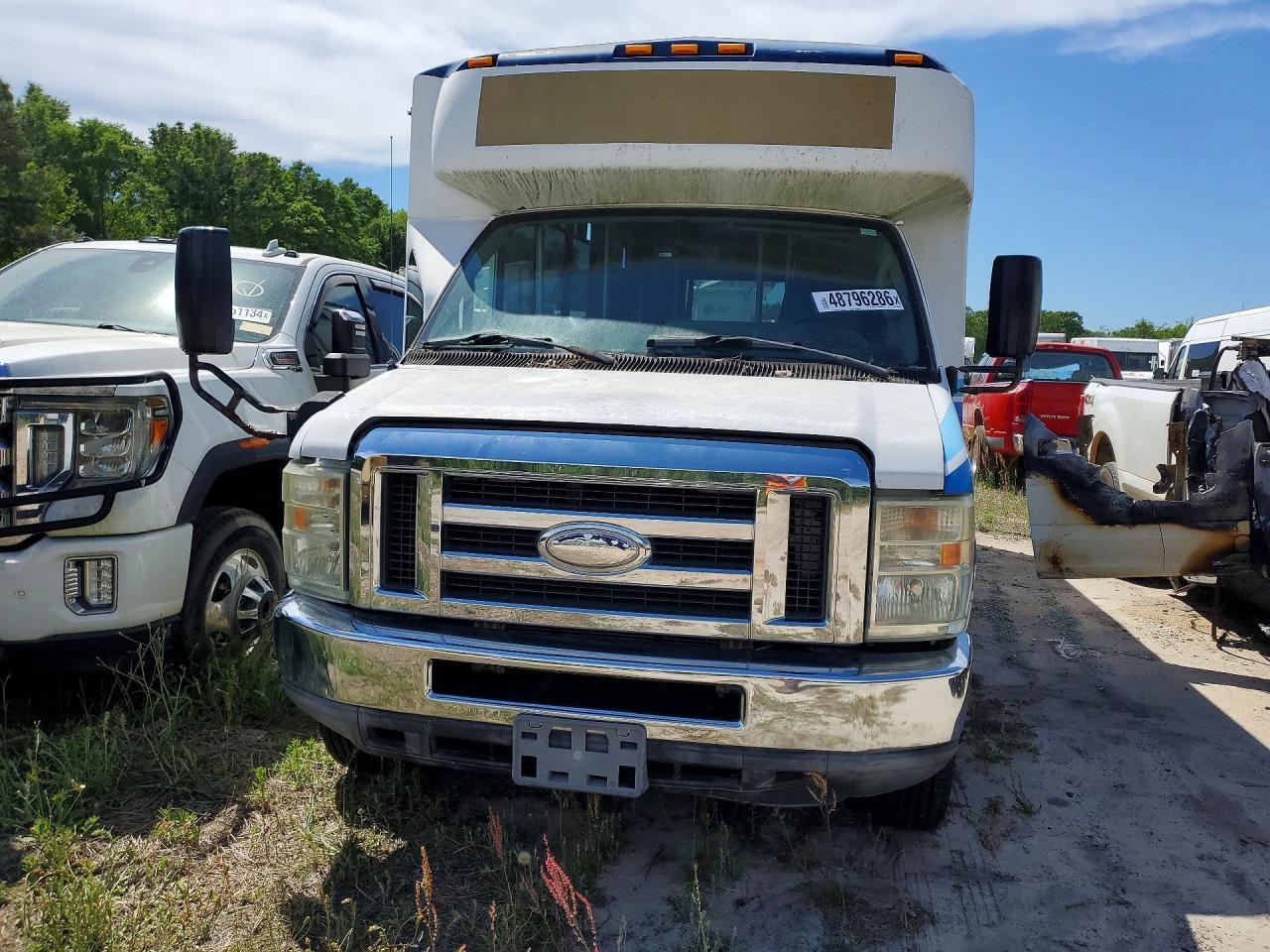 2015 Ford Econoline E450 Super Duty Cutaway Van