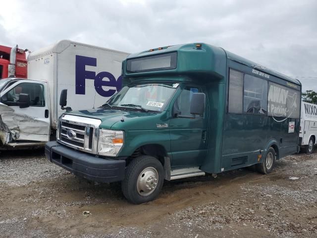 2017 Ford Econoline E350 Super Duty Cutaway Van