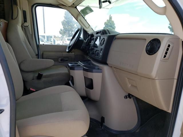 2016 Ford Econoline E450 Super Duty Cutaway Van