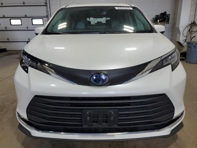 2021 Toyota Sienna XLE