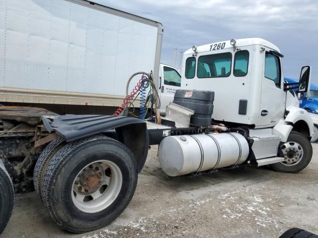 2017 Kenworth Construction T880