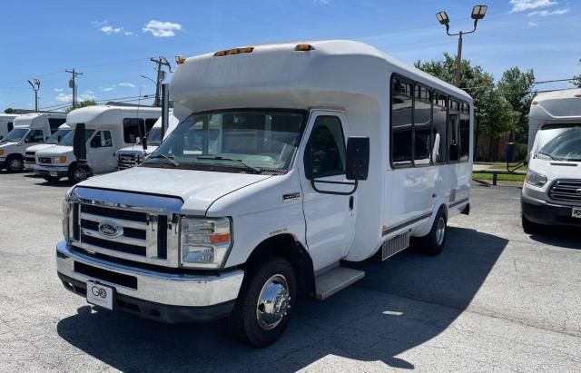 2012 Ford Econoline E450 Super Duty Cutaway Van