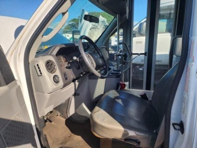 2013 Ford Econoline E450 Super Duty Cutaway Van