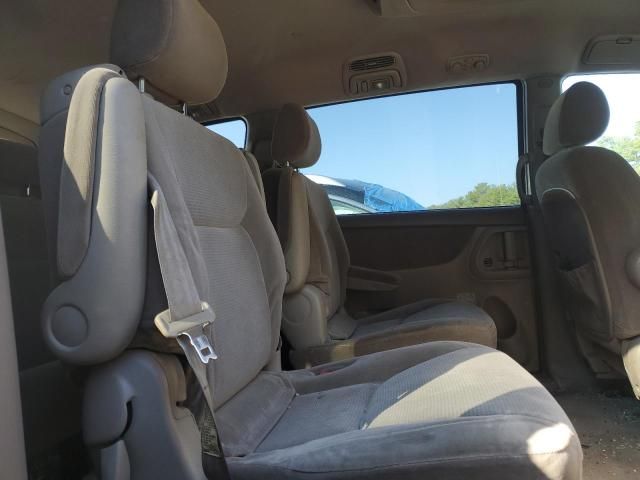 2004 Toyota Sienna CE