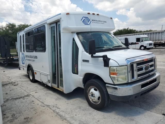 2014 Ford Econoline E450 Super Duty Cutaway Van