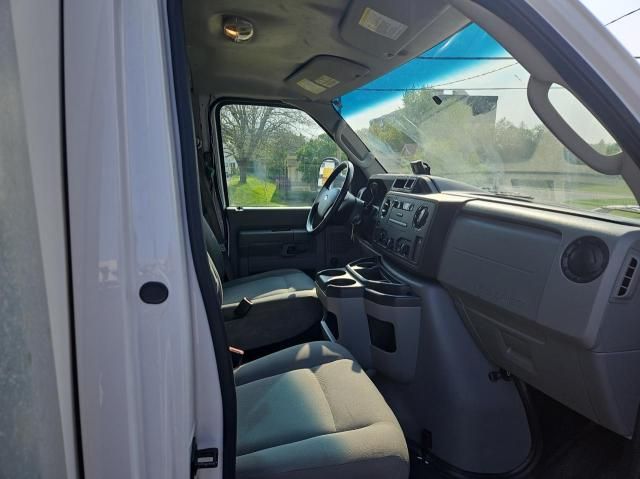 2018 Ford Econoline E450 Super Duty Cutaway Van